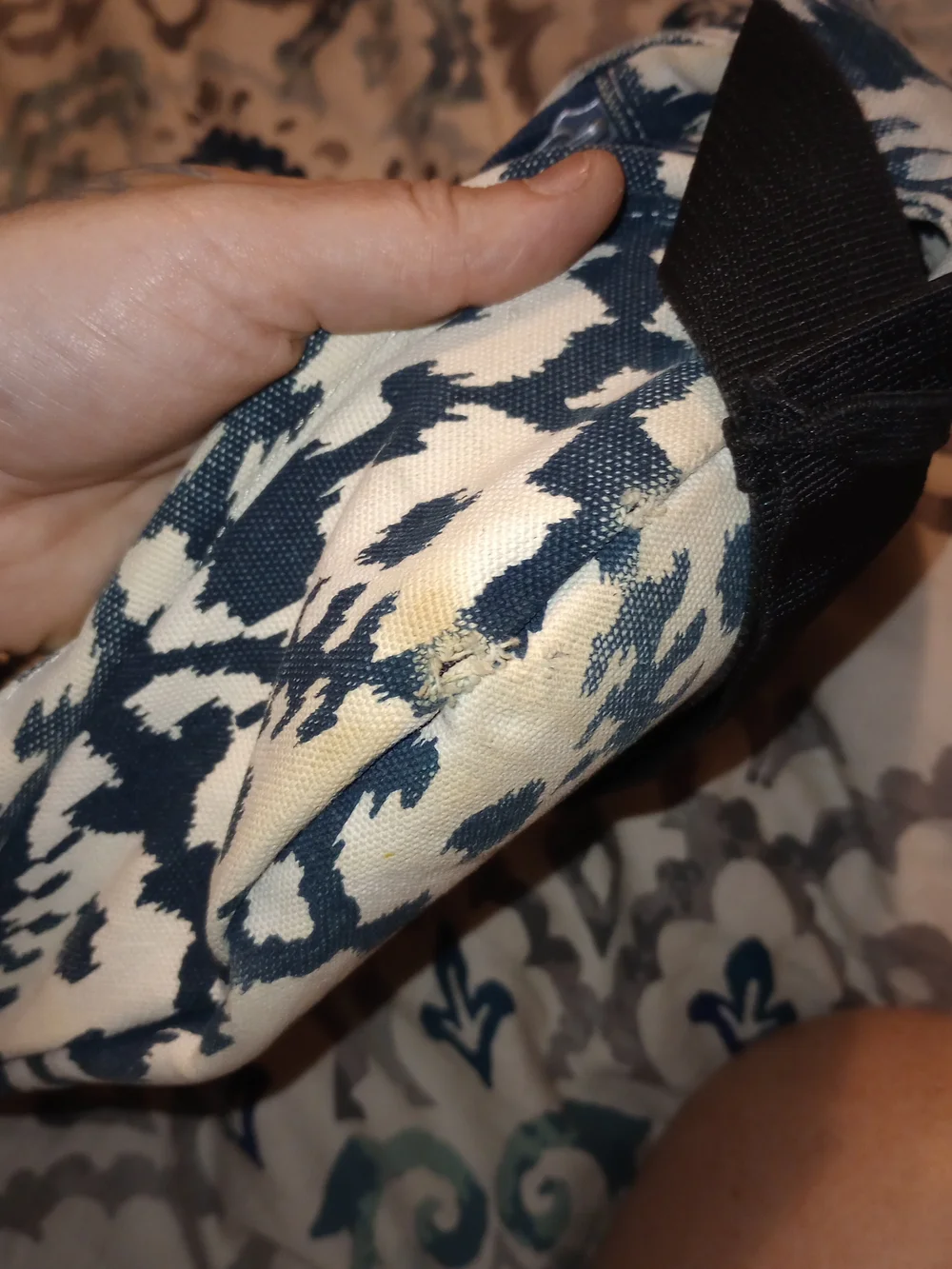 Kavu Men’s White & Navy Patterned Sling Bag